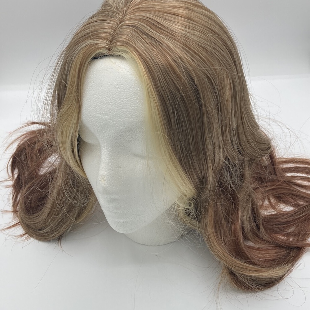 NWT Women's Wig with Wig Cap and Comb- Get those long locks!